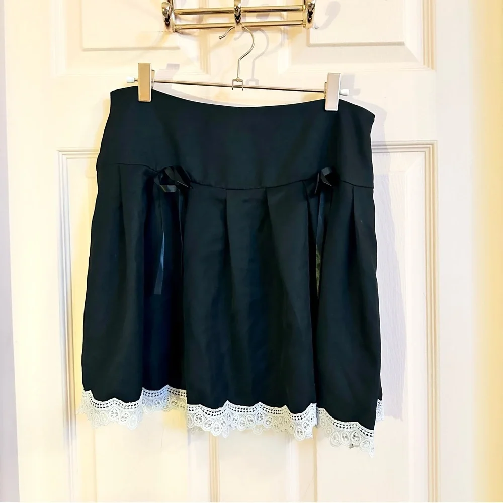 $5 SALE Black and white pleated skirt‎